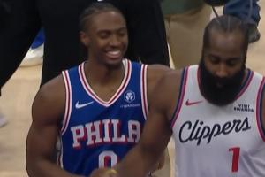 氣著(zhù)呢！馬克西一路摟著(zhù)哈登試圖寒暄 哈登左右游走沒(méi)心情理