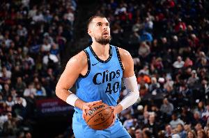 就是不丟！祖巴茨半場(chǎng)4中4高效拿到8分6板1助