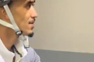 安排上了！廣東男籃新外援奎因已經(jīng)騎上了小電驢