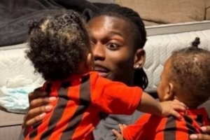 米體：萊奧帶著(zhù)兩個(gè)兒子飛往意大利，他們將現場(chǎng)觀(guān)看米蘭德比大戰