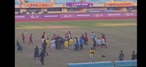 網(wǎng)傳“徽青賽”爆發(fā)大規模沖突：雙方球員打成一片，各種飛踢撕扯