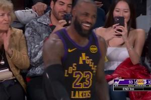 ??全員笑開(kāi)花！詹姆斯助攻文森特壓哨三分！