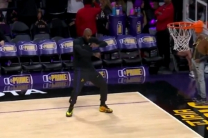 ??詹姆斯賽前天勾命中 原地扭動(dòng)跳起搖手舞