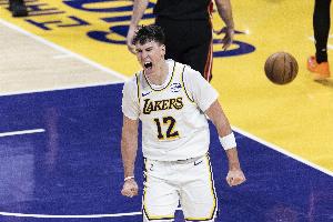 人到球到！東契奇送精彩直塞 拉拉維亞接球順下起飛暴扣