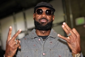 最長(cháng)的河！NBA官推曬詹姆斯賽后比出23手勢照：第23季正在進(jìn)行中