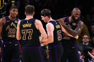 美湖蜜：東契奇聯(lián)盟最強 詹姆斯會(huì )毀了湖人？這組織能力看見(jiàn)沒(méi)？