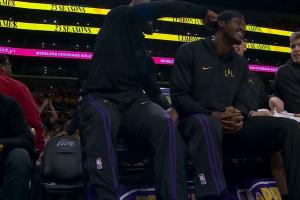 0分1助！詹姆斯打了五分半下場(chǎng)休息 與范德彪嬉戲打鬧