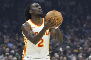 何方人也！老鷹基頓·華萊士過(guò)半場(chǎng) 踩著(zhù)logo扔進(jìn)打板壓哨三分