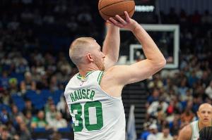 豪澤:上場(chǎng)時(shí)間不穩定肯定不好受 但我會(huì )多關(guān)注球隊少糾結自身