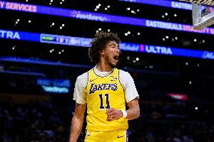 活力十足！海斯15分鐘3中3拿到8分3板1斷 正負值+13