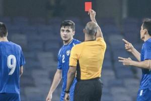 ??卡帥還得教！21歲胡桑諾夫填坑飛鏟吃直紅，生涯135場(chǎng)第2紅