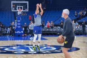 上一場(chǎng)得到9分躺贏(yíng)一把&今天能反彈嗎？庫里賽前Logo三分兩連中