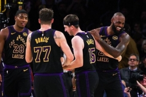 三巨頭！湖人贏(yíng)球海報：老詹東子小里同時(shí)登上封面 八村塁入鏡