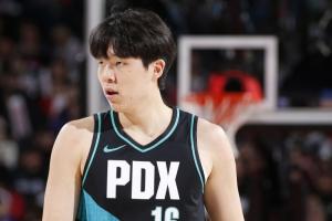 練級是有用的！楊瀚森次節登場(chǎng)5分9秒半場(chǎng)3中2得到4分1板1助！