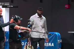 提前五個(gè)多小時(shí)！晚間7點(diǎn)半的比賽 詹姆斯下午2點(diǎn)15就到場(chǎng)備戰