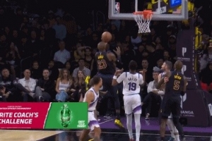 詹姆斯突破被裁判吹李凱爾防守犯規 爵士挑戰成功拿到球權