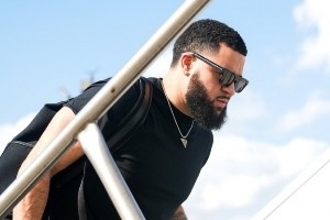 火箭登機照：杜蘭特像是談戀愛(ài)了 雨姐有點(diǎn)屌絲?? 范喬丹在列