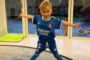 真-兒皇夢(mèng)！麥迪遜社媒曬兒子身披貝林厄姆皇馬球衣：明智的選擇