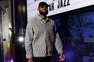 結束5連客回到主場(chǎng)！湖人入場(chǎng)照 詹姆斯迎首秀帥氣亮相！