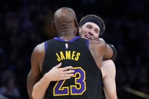 11分12助&湖人大勝！美媒調侃：《詹姆斯會(huì )破壞球隊化學(xué)反應》