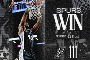 23+5&關(guān)鍵時(shí)刻連得7分！馬刺贏(yíng)球海報：老將巴恩斯登上封面