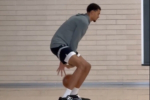 期待回歸！記者曬出文班亞馬在訓練館場(chǎng)邊練運球視頻