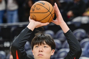 記者：瀚森經(jīng)過(guò)G聯(lián)盟的適應 明顯更好地找到比賽節奏 也更有信心