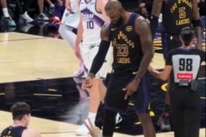 里夫斯投進(jìn)3+1倒地 詹姆斯數手指卡節奏慶祝后拉起擁抱