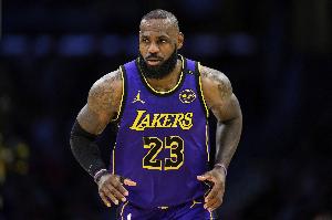 不搶?xiě)騸詹姆斯上半場(chǎng)17分鐘 次節2記三分得7分2板4助&正負值-10