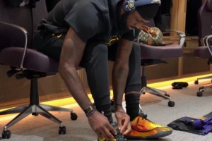 很炫！詹姆斯賽前備戰 哼著(zhù)小曲上腳最新一代簽名鞋“詹23”