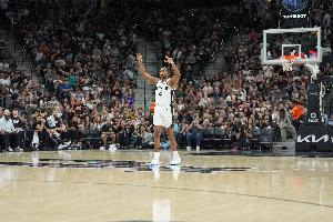 扛起大旗！?？怂惯^(guò)去三場(chǎng)：場(chǎng)均26分8助攻 命中率50/47/83%