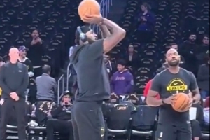 現場(chǎng)直擊|小吧現場(chǎng)觀(guān)看老詹賽前熱身 生涯第23個(gè)賽季就要開(kāi)始啦