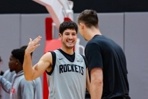 備戰騎士！火箭官方曬訓練照 全員面帶笑容&氛圍極佳