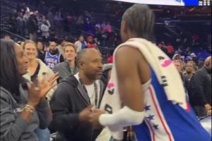 淚目！哈登絕殺三分被打手心情不佳??仍穿越人海擁抱馬克西母親