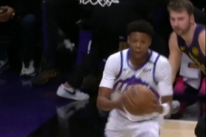 貝利一步過(guò)掉東契奇雙手暴扣！美媒：077直接目送對手扣籃