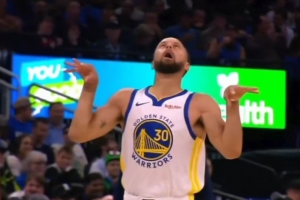 ??哪里來(lái)的小學(xué)生？庫里投中三分后抽抽鬼臉嘲諷薩格斯