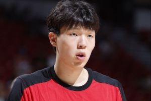 媒體人：楊瀚森進(jìn)攻節奏和存在感比之前要好 防守&籃板球還得注意