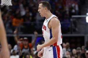 表現還行！鄧肯·羅賓遜半場(chǎng)三分6中3得9分2板3助&為CC送空接助攻