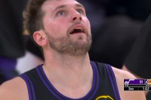 全場(chǎng)高呼MVP！東契奇三分轟進(jìn)再來(lái)神奇2+1！三節37分！