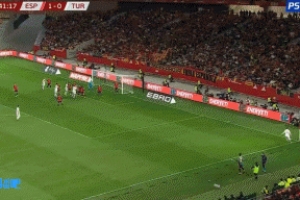 居爾為土耳其破門(mén)，這是西班牙本屆世預賽的第一粒丟球