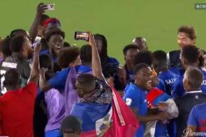 等了半個(gè)多世紀！海地球員賽后圍一起等待確定晉級，隨后狂歡慶祝