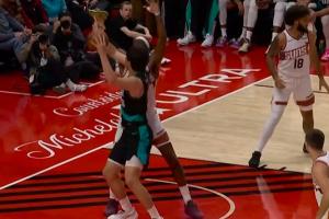 首次出手就命中！楊瀚森低位接球背打 連續轉身夢(mèng)幻腳步打進(jìn)！