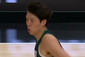 楊瀚森禁區要球再秀夢(mèng)幻腳步 轉身晃飛對手上籃命中！