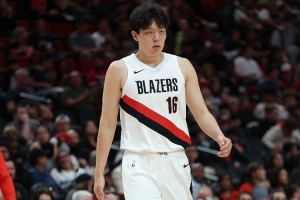 9分5板3助1帽！解說(shuō)：今天有想給楊瀚森排隊道歉的么？ ！