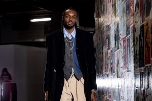 波特蘭型男入場(chǎng)秀！楊瀚森回歸小粉書(shū)包繼續背 表情從容很自信