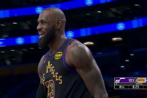 首秀已兩雙！詹姆斯連續低手妙傳喂餅 艾頓空切輕松咽進(jìn)肚里