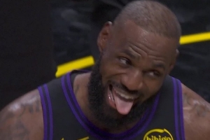 嗨了！詹姆斯第10個(gè)助攻打停爵士之后吐舌頭&大笑慶祝??