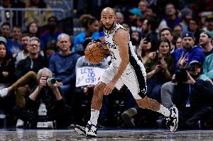 馬刺傷員+1！官方：馬刺后衛麥克勞林訓練中遭遇右腿筋拉傷