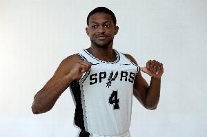 我隊友真猛！?？怂篂t灑轉身中投空心命中 文班場(chǎng)邊露出笑容