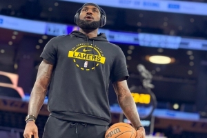 第23季開(kāi)啟！詹姆斯賽前熱身練習運球及三分 以自?huà)佔钥劢Y束熱身